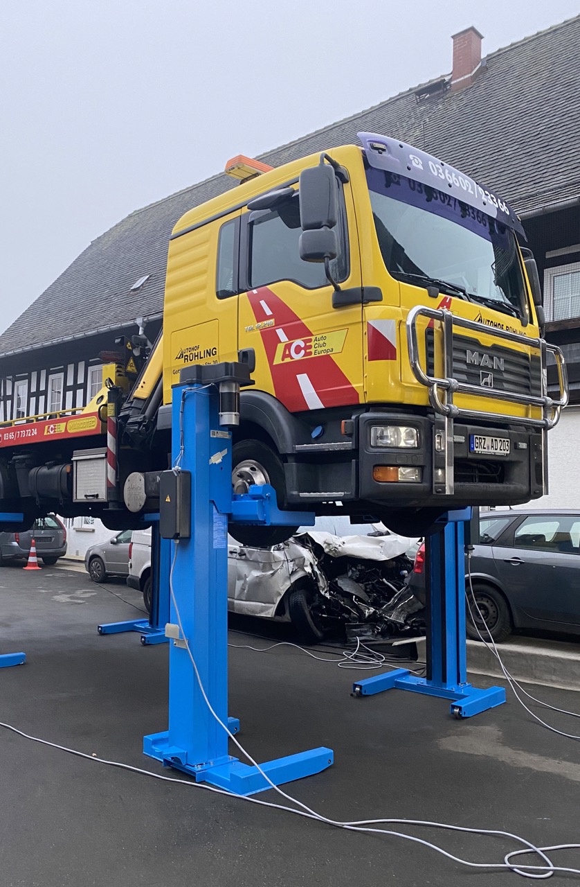 Ein Abschleppwagen steht auf einer Hebebühne